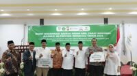 Foto bersama : pemerintah, Basnaz, Muzakki dan Mustahik. (Sabtu, 28/12). (Nasti/GK)
