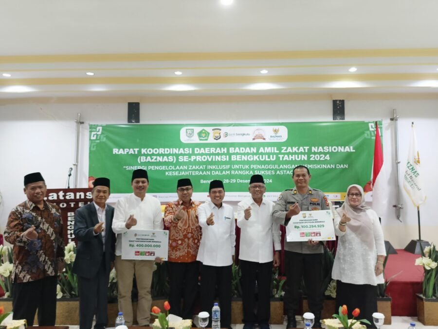 Foto bersama : pemerintah, Basnaz, Muzakki dan Mustahik. (Sabtu, 28/12). (Nasti/GK)
