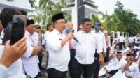 Gunawan - Kepala BKD saat hadapi ribuan tenaga honorer menuntut diangkat PPPK penuh waktu di depan gerbang kantor gubernur Bengkulu. (Rabu, 15/1). (Ist)